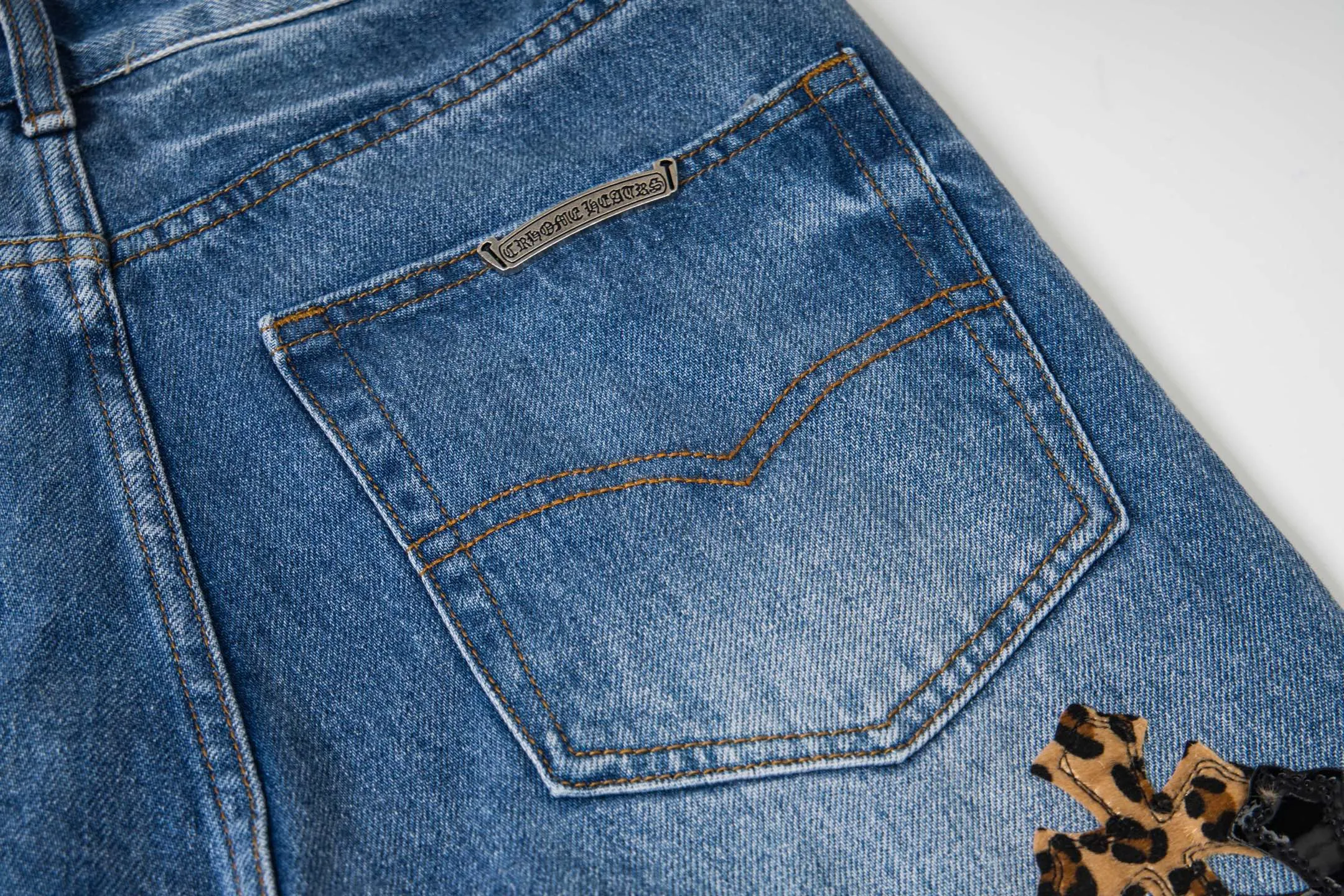 P290 high version Chrome Hearts blue denim with red black panther pattern multi-leather jeans. CH jeans need to be washed and then disassembled and hand-stitched with sheepskin cross leather and then spliced ​​together. The whole piece has too many craftsmanship to explain, patchwork cross pattern embellishment, high-waisted washed jeans! ! Absolutely high-end luxury products, god-level single products and super popular products, made with top heavy industry, a must-see magic weapon. Customized hardware. The fabric is thick and soft after washing. It has good breathability. Customized small leather label. Unique design. The details are simple and elegant, and the workmanship is exquisite. The entire trousers are neatly routed and the details are in place! It’s so cool that both men and women can easily control the genderless trend! Style number: 1799# Color: blue Size: 28 30 32 34 36